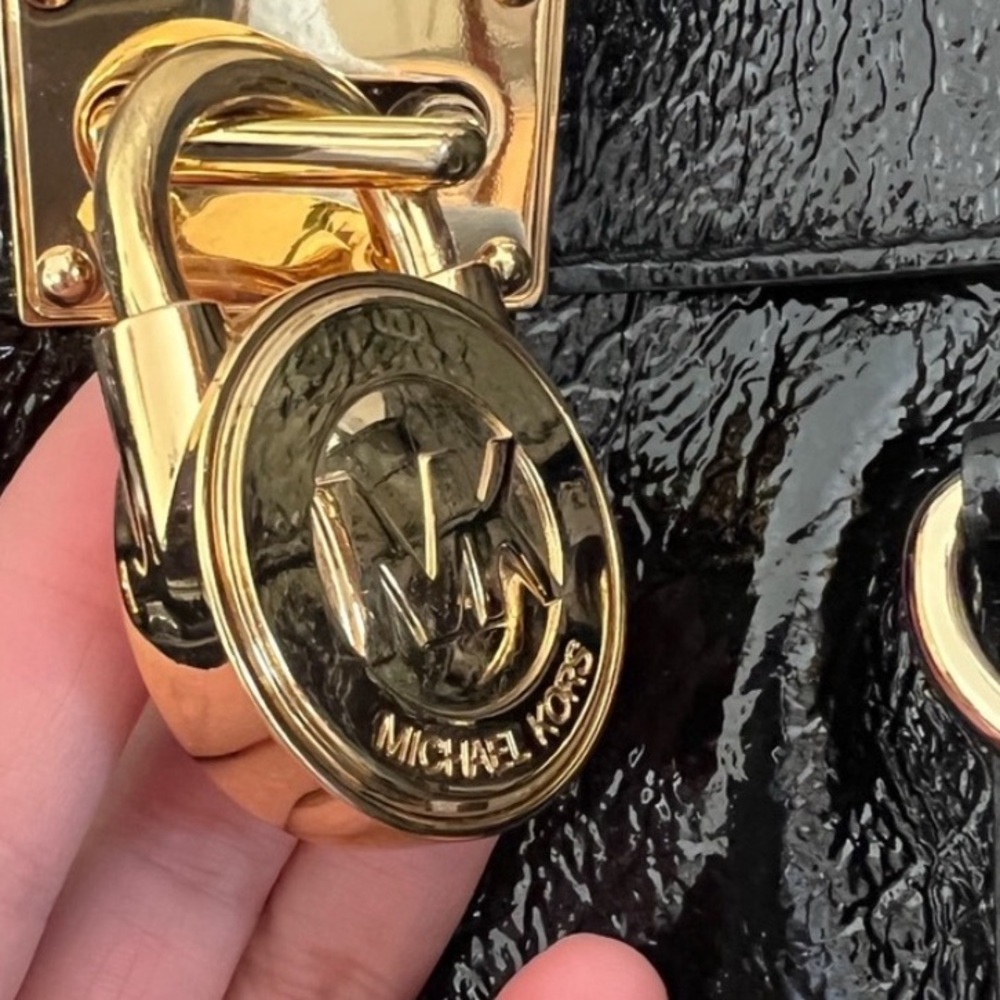 NEW Michael Kors LIMITED EDITION
Hamilton Embossed Leather Chunky Lock & Key - Picture 5 of 16